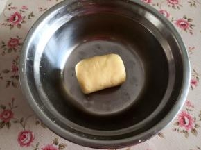 2.	戴上一次性手套比较好操作，揉搓成圆柱体，截面大小在看汤圆的大小，然后入冰箱冷藏30分钟定型，