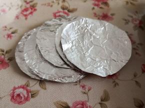 3.	锡纸剪成圆片，大小是汤圆的2到3倍，