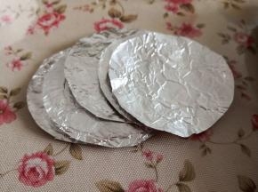 3.	锡纸剪成圆片，大小是汤圆的2到3倍，