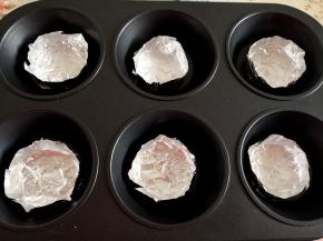 4.	然后折叠成碗的形状，当然如果有现成的不粘模具也是可以直接用的，然后放到六连蛋糕模具里，