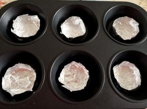 4.	然后折叠成碗的形状，当然如果有现成的不粘模具也是可以直接用的，然后放到六连蛋糕模具里，