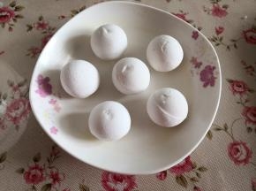 5.	盘子里抹黄油，防粘，把汤圆一个一个摆在盘子里，注意不要太密，不然蒸好后会粘在一起分不开的，