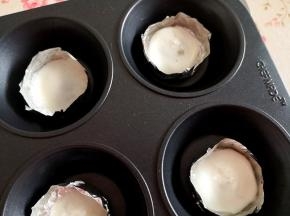 6.	用勺子一个一个舀到折好的锡纸碗里，