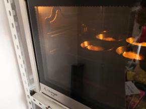 8.	烤箱预热，上下火，中层200度，烤20分钟，