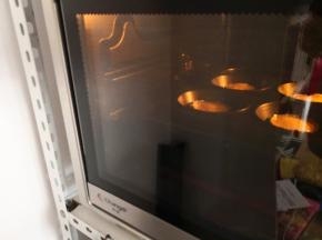 8.	烤箱预热，上下火，中层200度，烤20分钟，