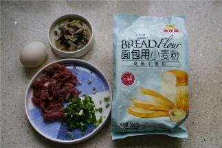 这款点心用到的食材：金龙鱼面包用小麦粉100克，鸡蛋1个，牛肉1份，菌菇汤1份，葱适量，清水小半碗。