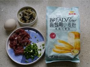 这款点心用到的食材：金龙鱼面包用小麦粉100克，鸡蛋1个，牛肉1份，菌菇汤1份，葱适量，清水小半碗。