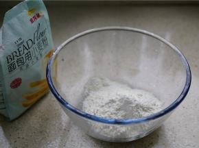 将面粉称量出来到容器里面。其实不称也没关系，人多就多点，人少就少点。