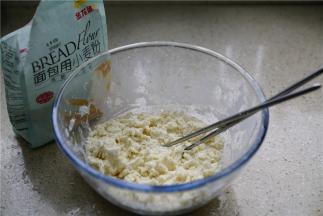 然后备一双筷子，一边慢慢加水，一边拌至面糊显的疙瘩状。水一定要慢慢加，不要加快了。