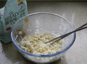 然后备一双筷子，一边慢慢加水，一边拌至面糊显的疙瘩状。水一定要慢慢加，不要加快了。