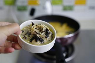 煮至汤底开之后加入菌菇汤调味提鲜。