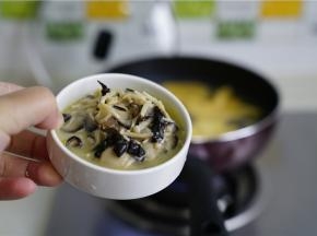 煮至汤底开之后加入菌菇汤调味提鲜。