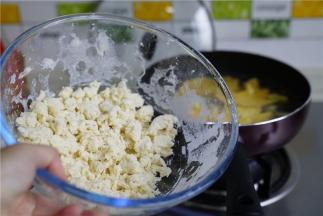 然后将拌好的面疙瘩加至到锅里。