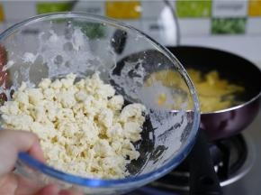 然后将拌好的面疙瘩加至到锅里。