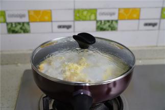 大火煮开，转小火焖煮至透，疙瘩有大小，所以一定要焖透一点。不要怕糊，那样子稠稠的口感也很不错。
