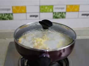 大火煮开，转小火焖煮至透，疙瘩有大小，所以一定要焖透一点。不要怕糊，那样子稠稠的口感也很不错。