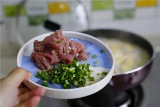 然后将牛肉加入，拌开让牛肉均匀受热。