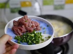 然后将牛肉加入，拌开让牛肉均匀受热。