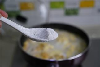 再加入适量的细盐调个底味。