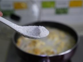 再加入适量的细盐调个底味。