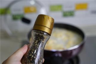 再加入适量的现磨黑胡椒粉提个鲜。