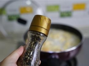 再加入适量的现磨黑胡椒粉提个鲜。
