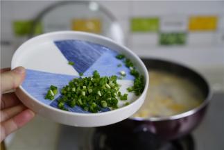 最后再加入葱花点缀提香就可以关火了。