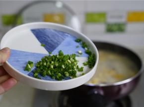 最后再加入葱花点缀提香就可以关火了。