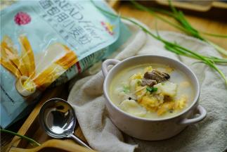 如图这样子一份快手又适合家里老小的牛肉鸡蛋疙瘩汤就完成啦。