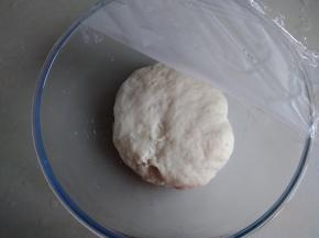 先做中种，温牛奶溶解酵母，倒入210克面粉，和成面团即可，可以用手揉，也可以用面包机揉几分钟。盖上保鲜膜，在室温下发酵3倍大