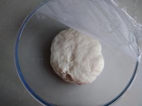 先做中种，温牛奶溶解酵母，倒入210克面粉，和成面团即可，可以用手揉，也可以用面包机揉几分钟。盖上保鲜膜，在室温下发酵3倍大