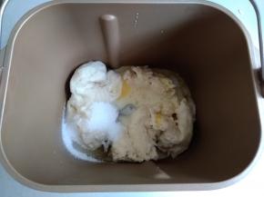 将发酵好的中种撕成小块放入面包桶，倒入水、炼奶、蛋液、糖和盐