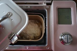 再倒入90克面粉，将面包桶放入到东菱JD08面包机里，盖上面包桶的盖子，防止和面时面粉飞溅出来，选择和面程序10分钟