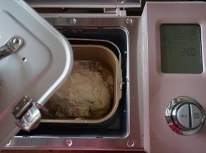 再倒入90克面粉，将面包桶放入到东菱JD08面包机里，盖上面包桶的盖子，防止和面时面粉飞溅出来，选择和面程序10分钟