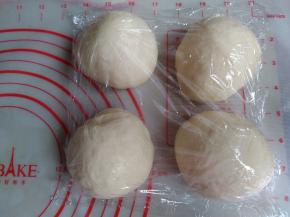 将面团取出分成4等份，滚圆，松驰15分钟