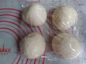 将面团取出分成4等份，滚圆，松驰15分钟