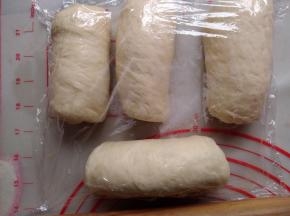 卷起，盖上保鲜膜松驰15分钟