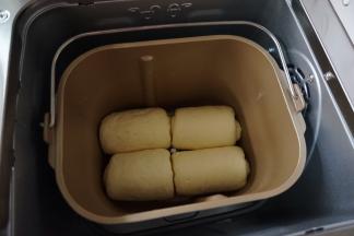 放进面包桶里，选择发酵档60分钟