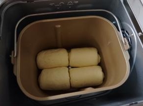 放进面包桶里，选择发酵档60分钟