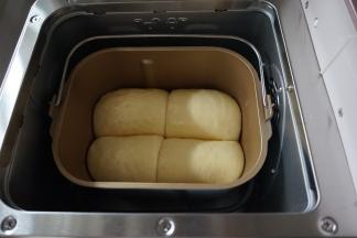 发酵好的面包胚有七八分满了，在表面刷上全蛋液，不刷也可以。选择烘烤，时间35分钟