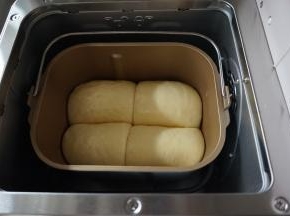 发酵好的面包胚有七八分满了，在表面刷上全蛋液，不刷也可以。选择烘烤，时间35分钟