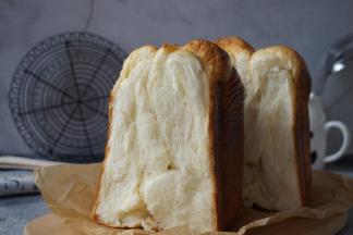 烘烤结束，将面包倒出来，晾凉后装入保鲜袋里室温保存