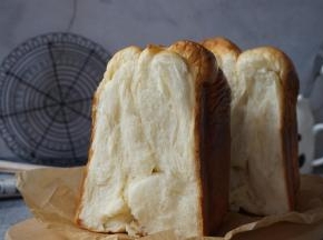 烘烤结束，将面包倒出来，晾凉后装入保鲜袋里室温保存