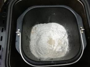 把面包桶放入面包机中，按和面程序揉20分钟