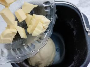 再把黄油倒入揉20分钟，能抻出薄膜