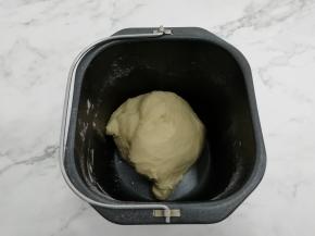 然后把面团整理一下，放入面包机中，进行发酵