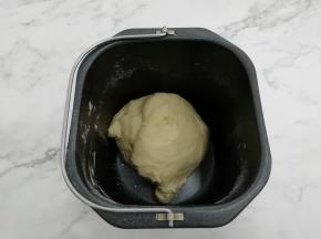 然后把面团整理一下，放入面包机中，进行发酵