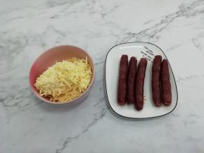 准备香肠和马苏里拉奶酪