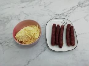 准备香肠和马苏里拉奶酪