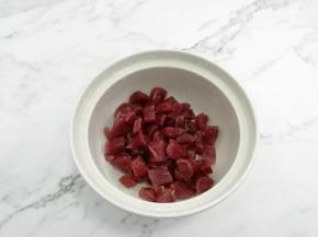 香肠用电饭锅蒸熟，然后切成适当的块